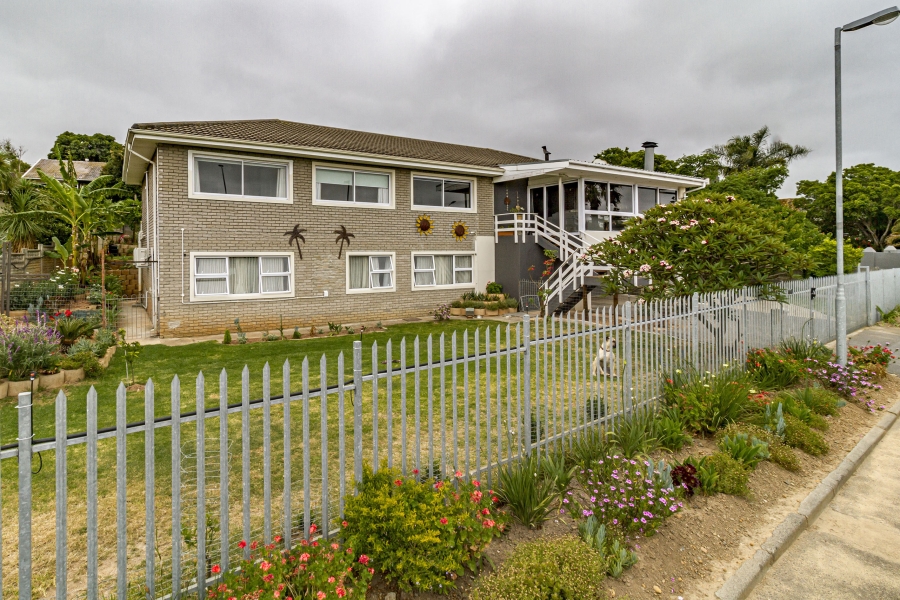 5 Bedroom Property for Sale in Die Wingerd Western Cape